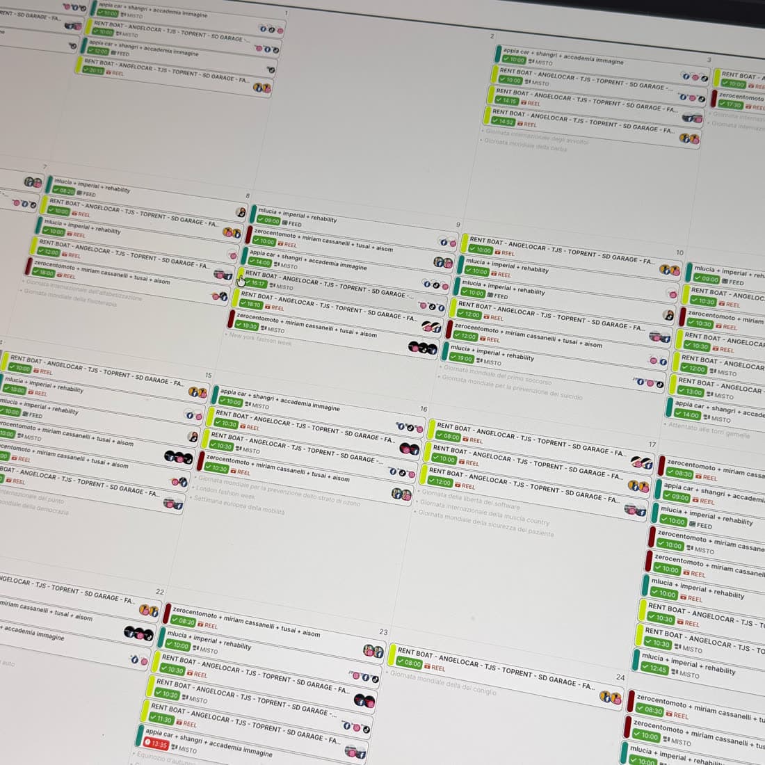 Il calendario editoriale del mese, con i post di ogni cliente già programmati giorno per giorno
